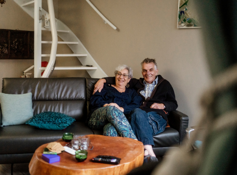 Älteres Paar Zusammen Auf Der Couch Mit Treppenlift Dahinter