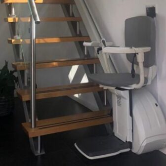 Ein Gerader Treppenlift Mit Grauem Sitz Auf Einer Geraden Modernen Treppe